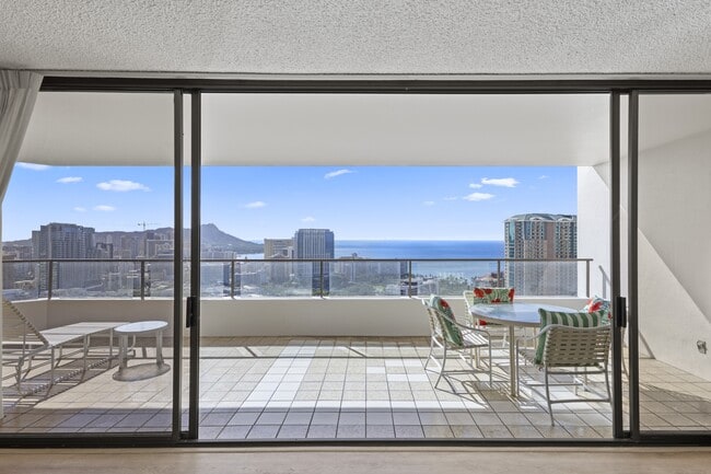 Building Photo - 1910 Ala Moana Blvd