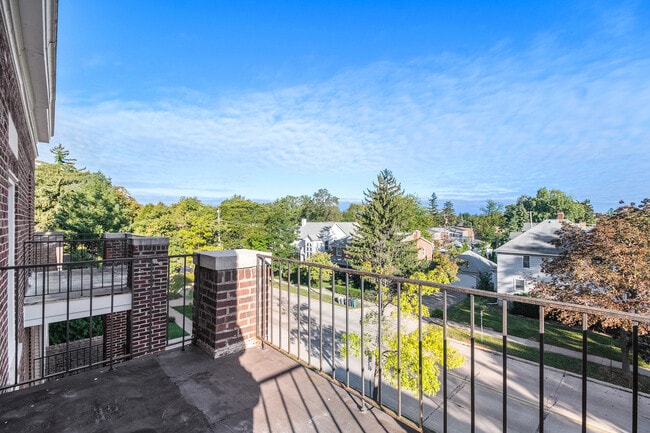 Photo - 601 W 4th St