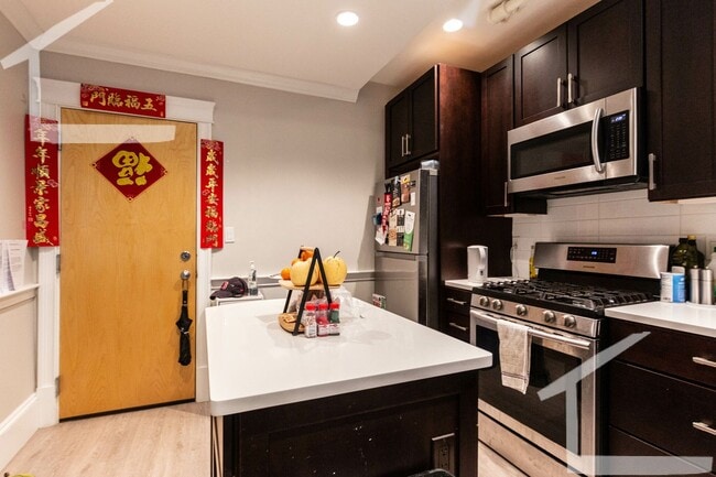 Building Photo - Nice Commonwealth Ave 2-bed, 1-bath Avail for 9/1
