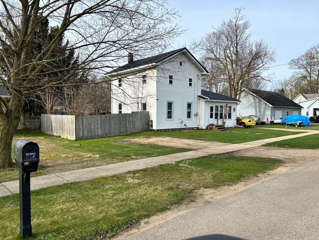 Photo - 218 E Holcomb St