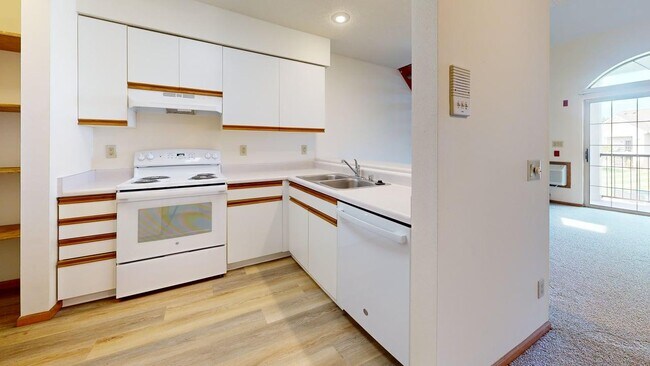 Small 1 Bedroom Loft Kitchen - Lake Pointe
