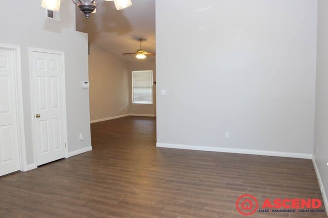 Photo - 4-Bedroom Home Near Shopping Center In Sou...