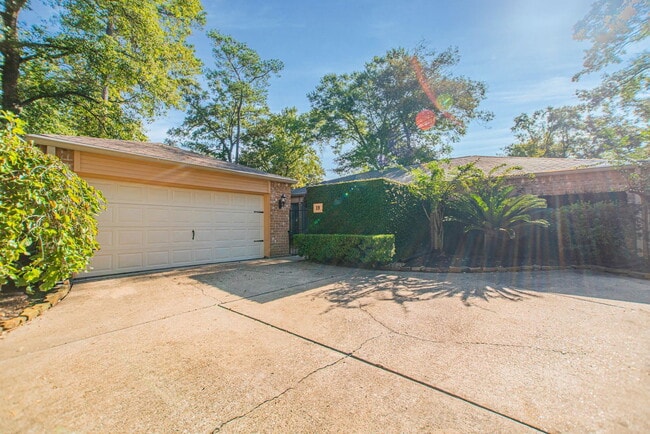 Photo - 19 Lancelot Ln