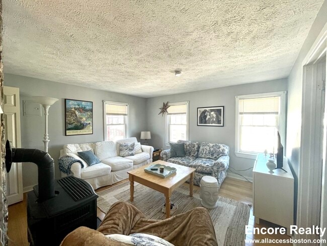 Building Photo - 523 E 3rd St Unit 3f