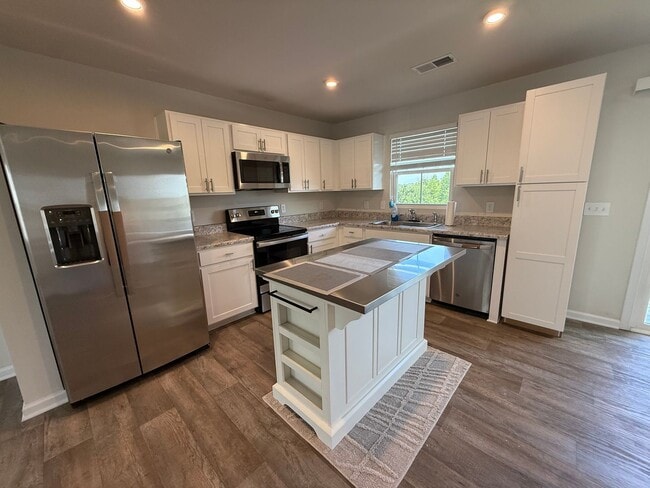 Photo - 3/2.5 Townhome Available Now in Simpsonville!