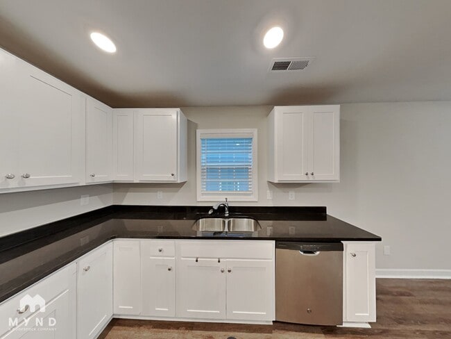 Photo - 733 Hillside St