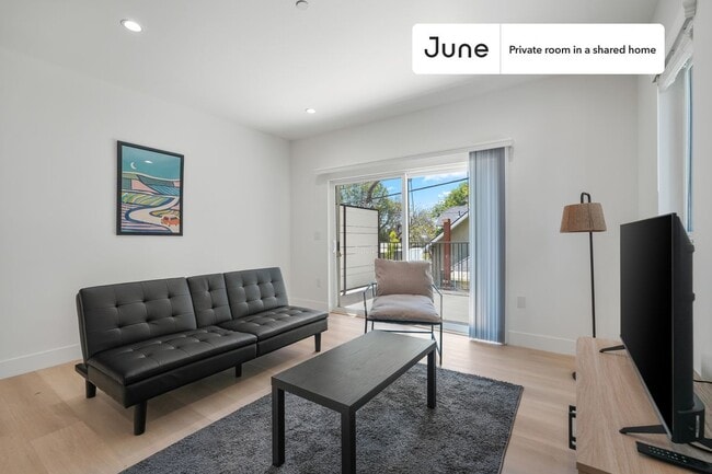 Room in Shared 4 bed/3 bath home in Hollywood