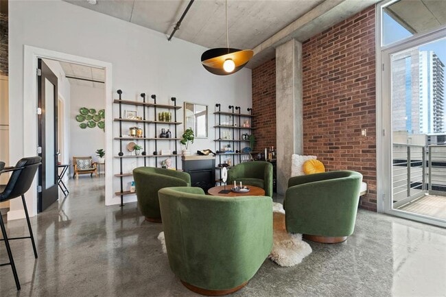 Building Photo - 800 W 5th St Unit 501