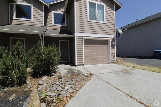 Building Photo - Charming 3-Bedroom townhouse with Garage &...