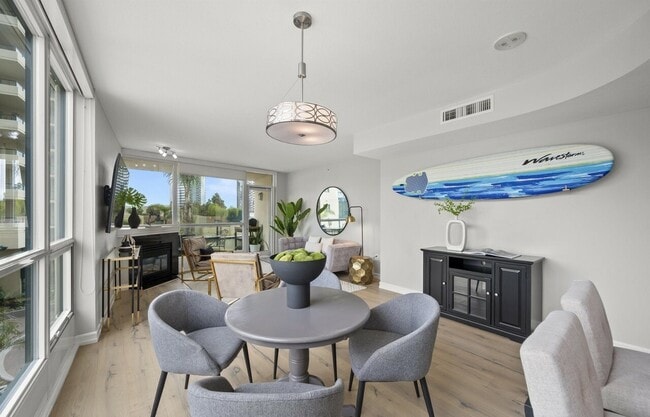 Photo - 555 Front St