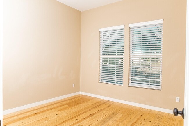 Photo - 211 N Austin St