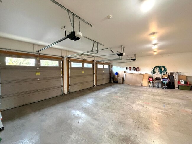 Photo - Absolutely Stunning, 6-Bed 3.5 Bath Execut...