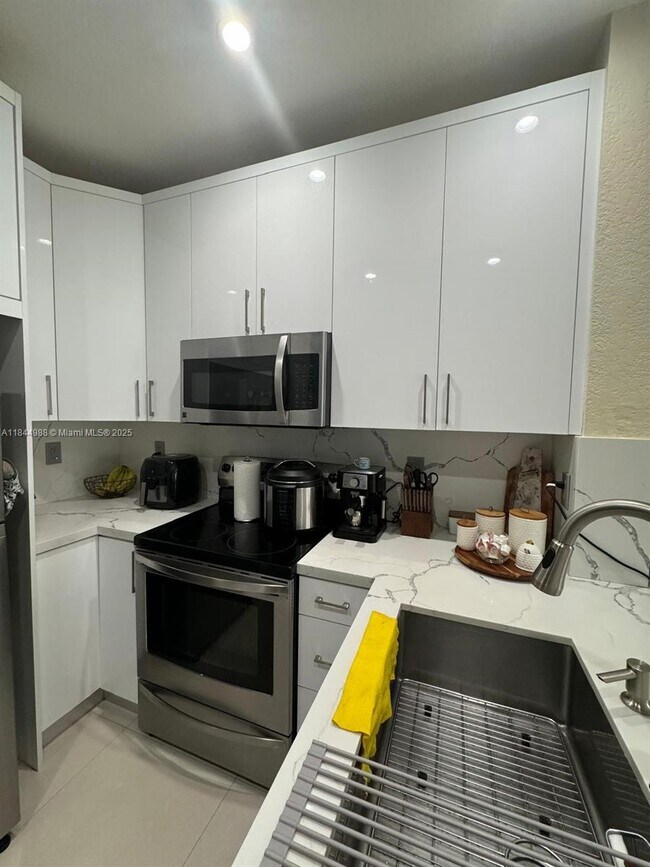 Photo - 17620 NW 73rd Ave Unidad 206-17 Rental