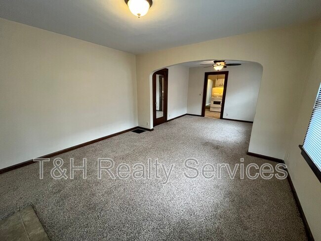 Photo - 4912 E 10th St