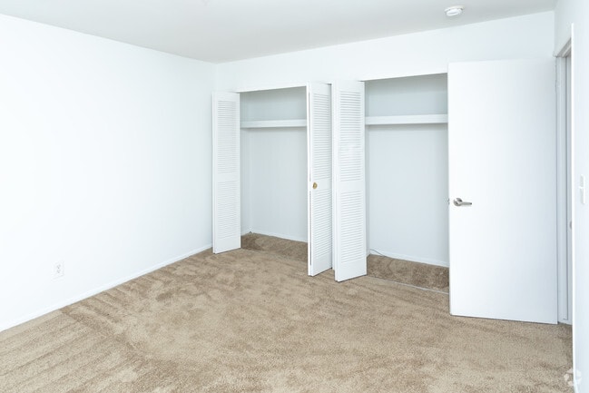 1BR, 1BA - 950 SF