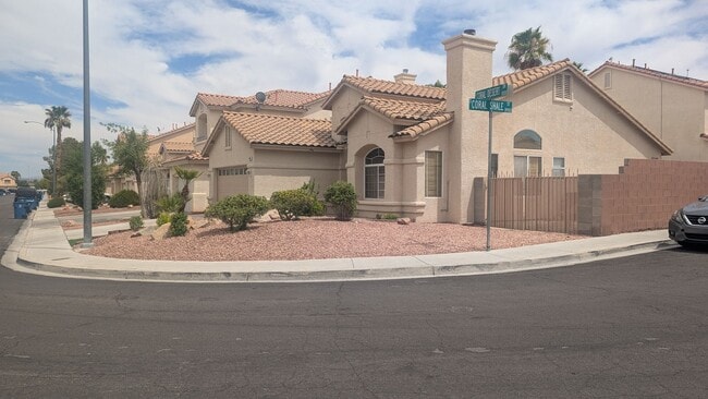 3 bedroom 1 story house with large backyar... - 3 bedroom 1 story house with large backyar...