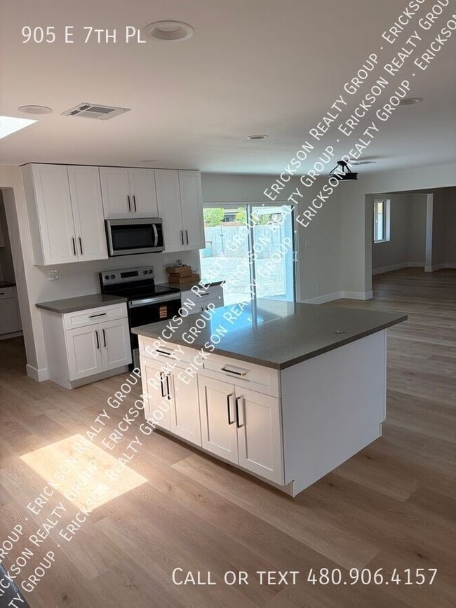 Photo - 905 E 7th Pl