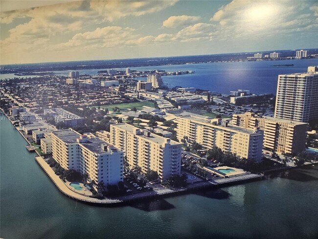 Building Photo - 7501 E Treasure Dr Unit 1L Rental