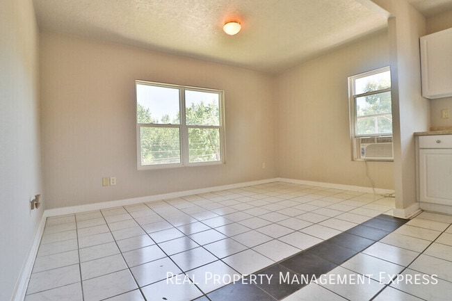 Photo - Great Upper level 1 Bedroom Apartment Unidad 3225-03