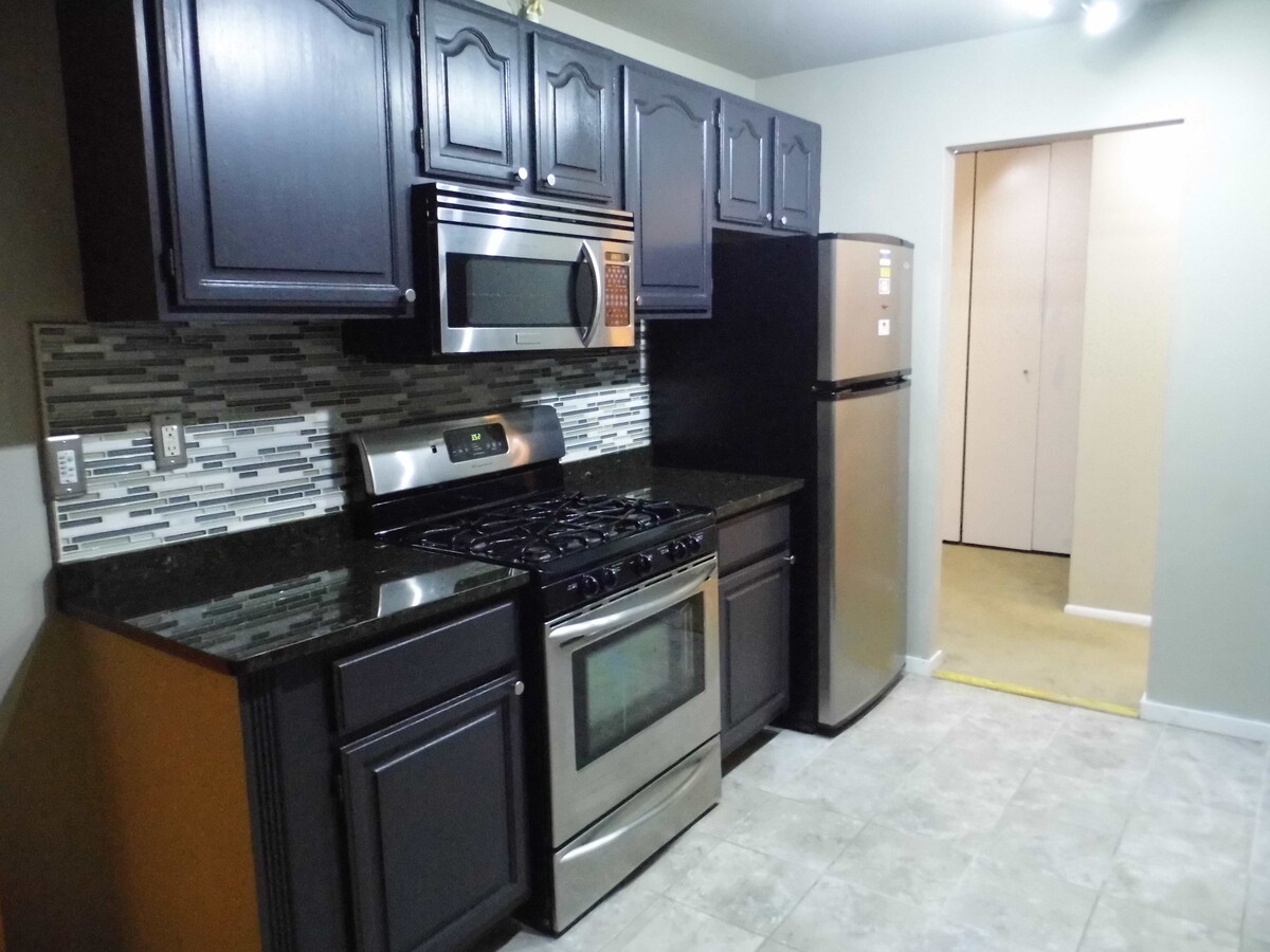 Fully updated kitchen with granite countertops and SS appliances - 3 Hook Road Apartment Unit 56E