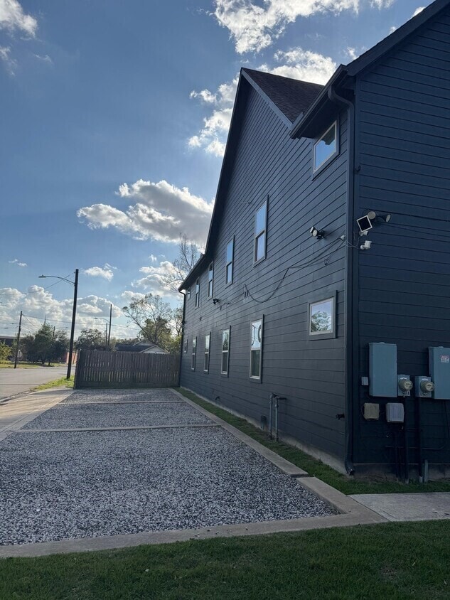 Building Photo - 3426 Tuam St Rental