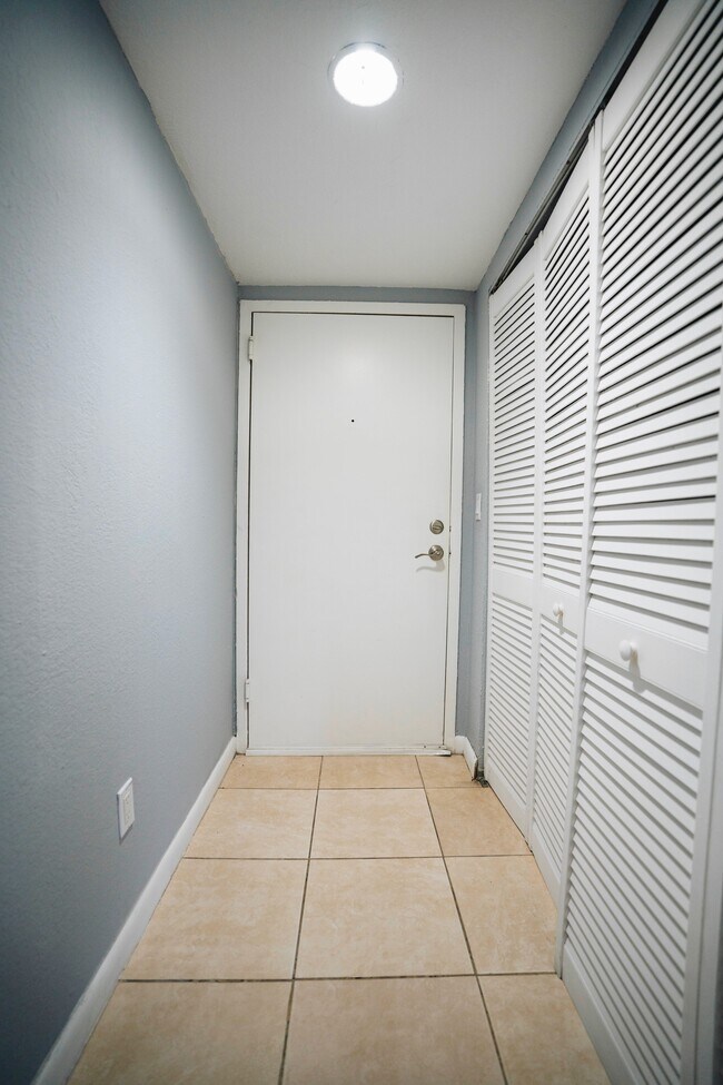 Photo - 2000 NE 135th St Unidad 410