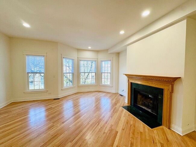 Photo - Fully Renovated 3-Bed/2-Bath in Lincoln Park, Parking Included! Unidad 1655-2E