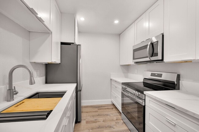 Building Photo - 5252 Orange Ave Unit 613