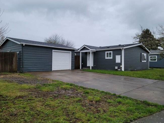 Building Photo - 930 NW Donahoo St