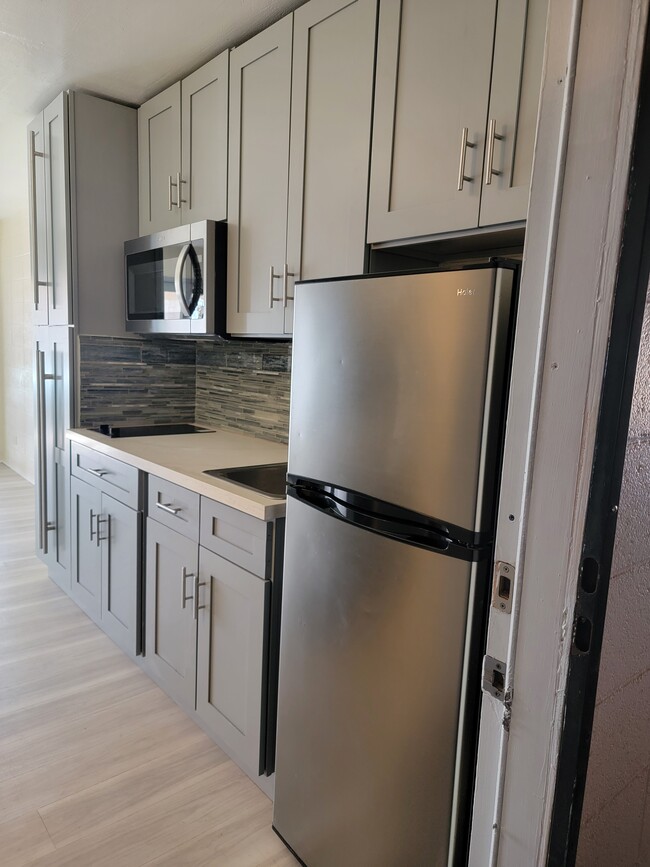 Kitchen Right looking from entrance - 85-933 Bayview St Condo Unit #304