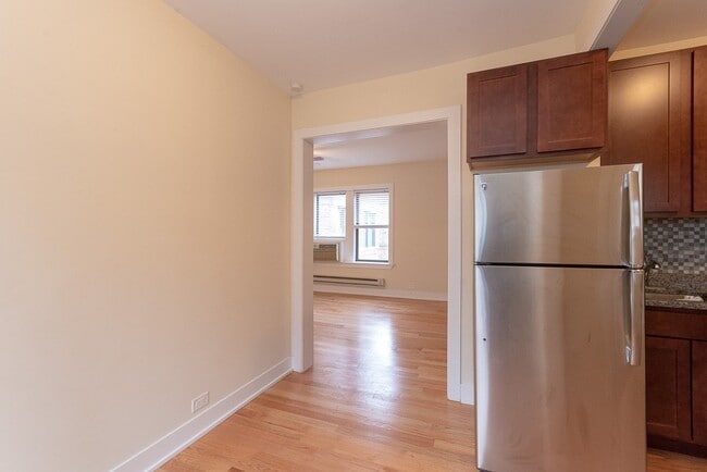 Building Photo - 3739 N Pine Grove Ave Unit J07P
