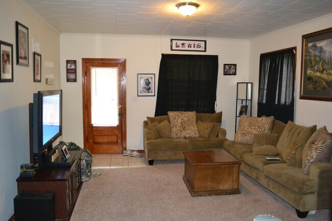 Building Photo - Court St Duplex Unit 635 Court