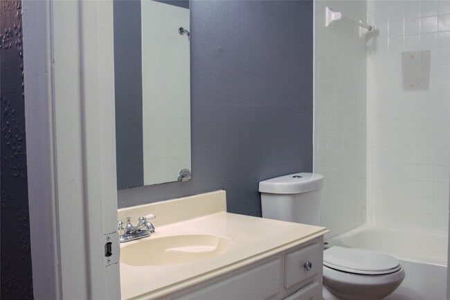 Building Photo - 13106 Hollowcreek Park Dr