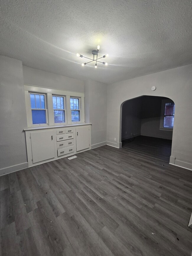 Photo - 2358 Putnam St