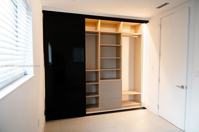 Building Photo - 830 NE 171 St Rental