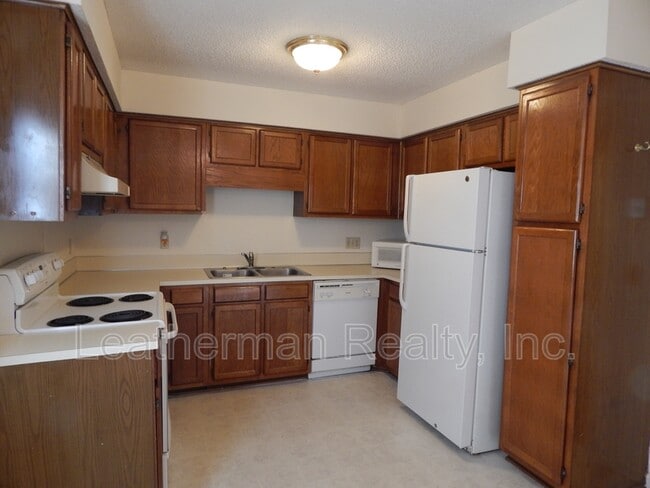Photo - 738 Coventry Ln