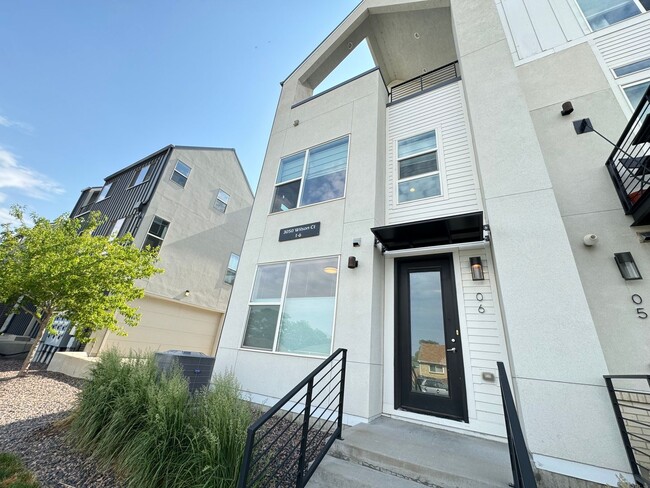 Building Photo - Denver Townhome with Great Views - License #2024-ENTITY-0003918