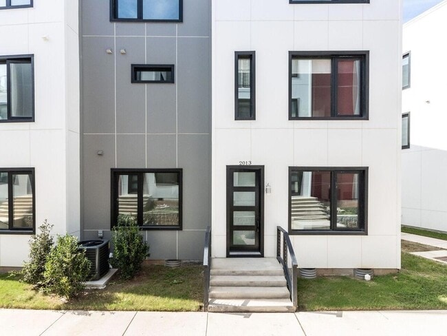 Photo - 2013 Jade St