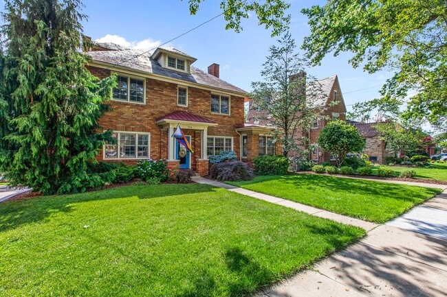 Photo - *Beautifully Updated & Spacious 4BD/4BA Si...