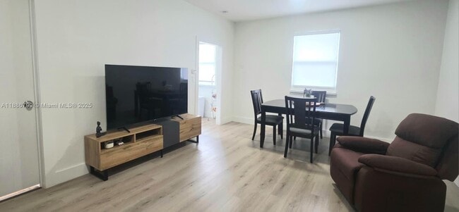 Building Photo - 2542 SW 8th St Unit 202