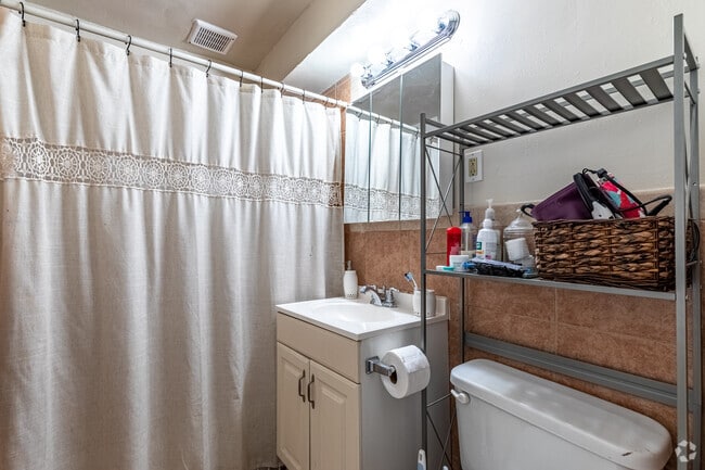 2BR, 1BA - 850SF - Bathroom - Stadium Village Apartments