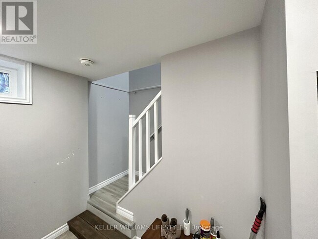 Photo - 18 Queenston Crescent