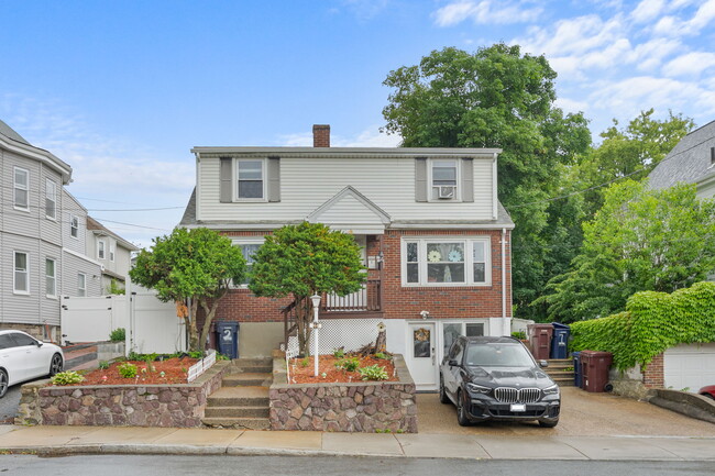 Building Photo - 44 Woodlawn Ave Unit 2 Rental