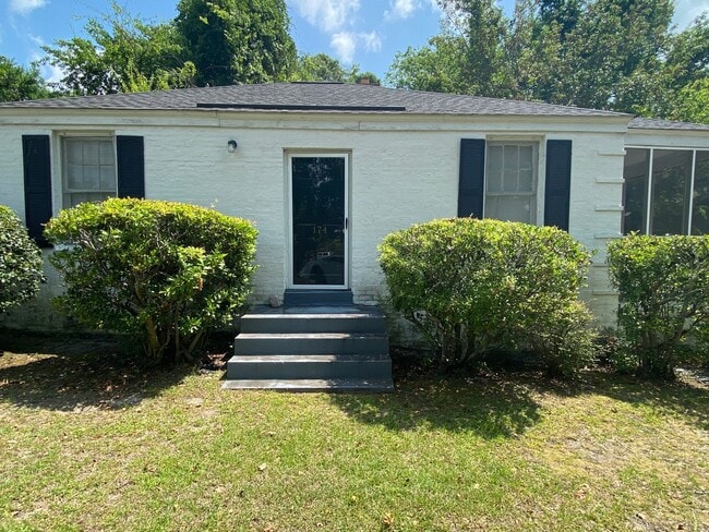 Building Photo - 2-bedroom, 1 bath home available in Rosewood area!