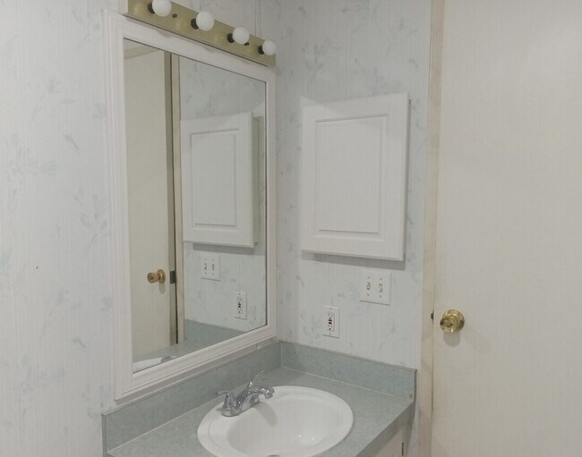 841 W Colonial Cir