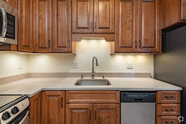 2 BR, 1 BA - 750 SF
