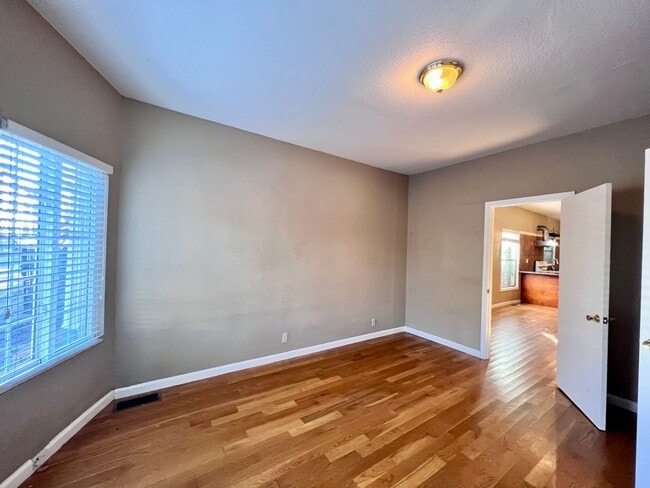 Photo - Lovely and spacious 2bd / 1 bth plus bonus room with washer & dryer!