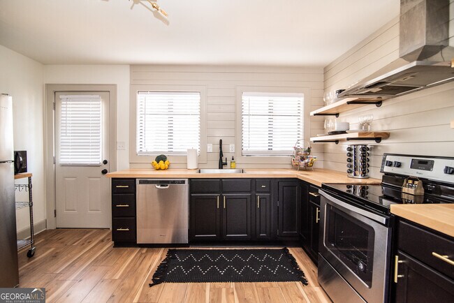 Photo - 907 White St SW