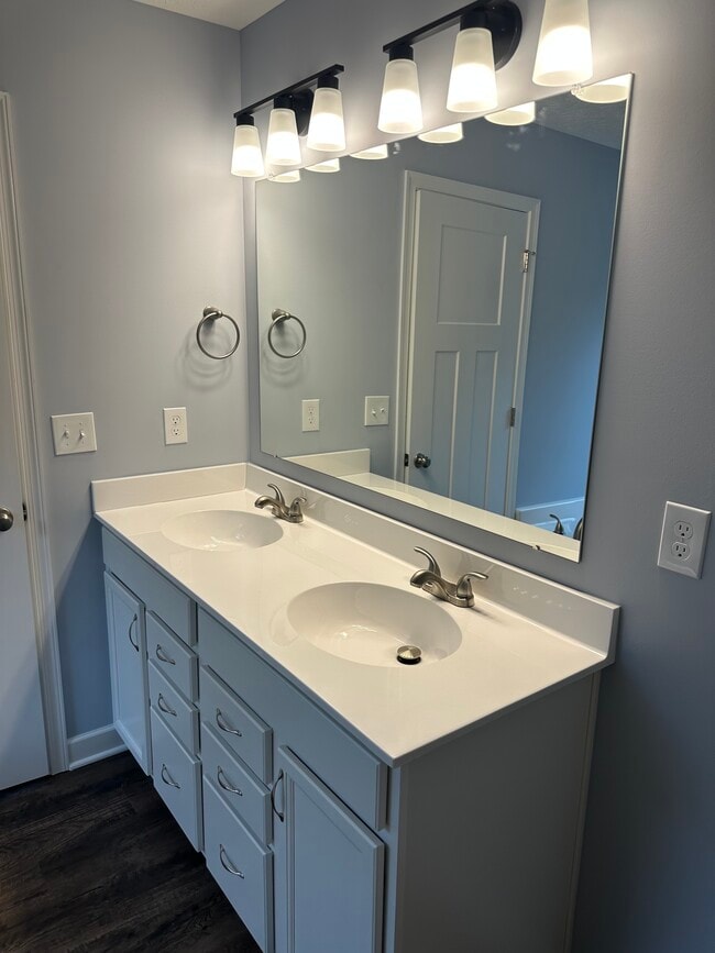 Photo - 4061 Main St