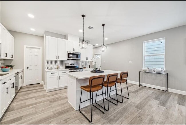 Building Photo - 982 Randolph St